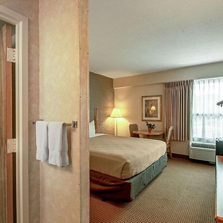 Econo Lodge Metro Arlington Buitenkant foto