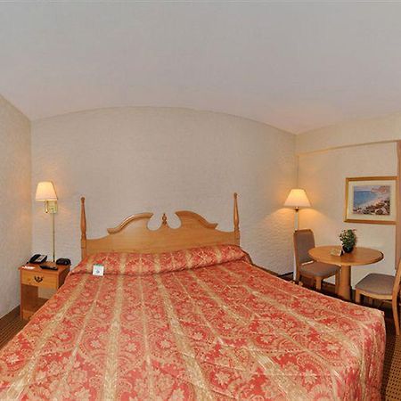 Econo Lodge Metro Arlington Buitenkant foto