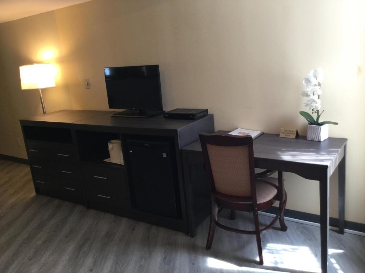 Econo Lodge Metro Arlington Buitenkant foto