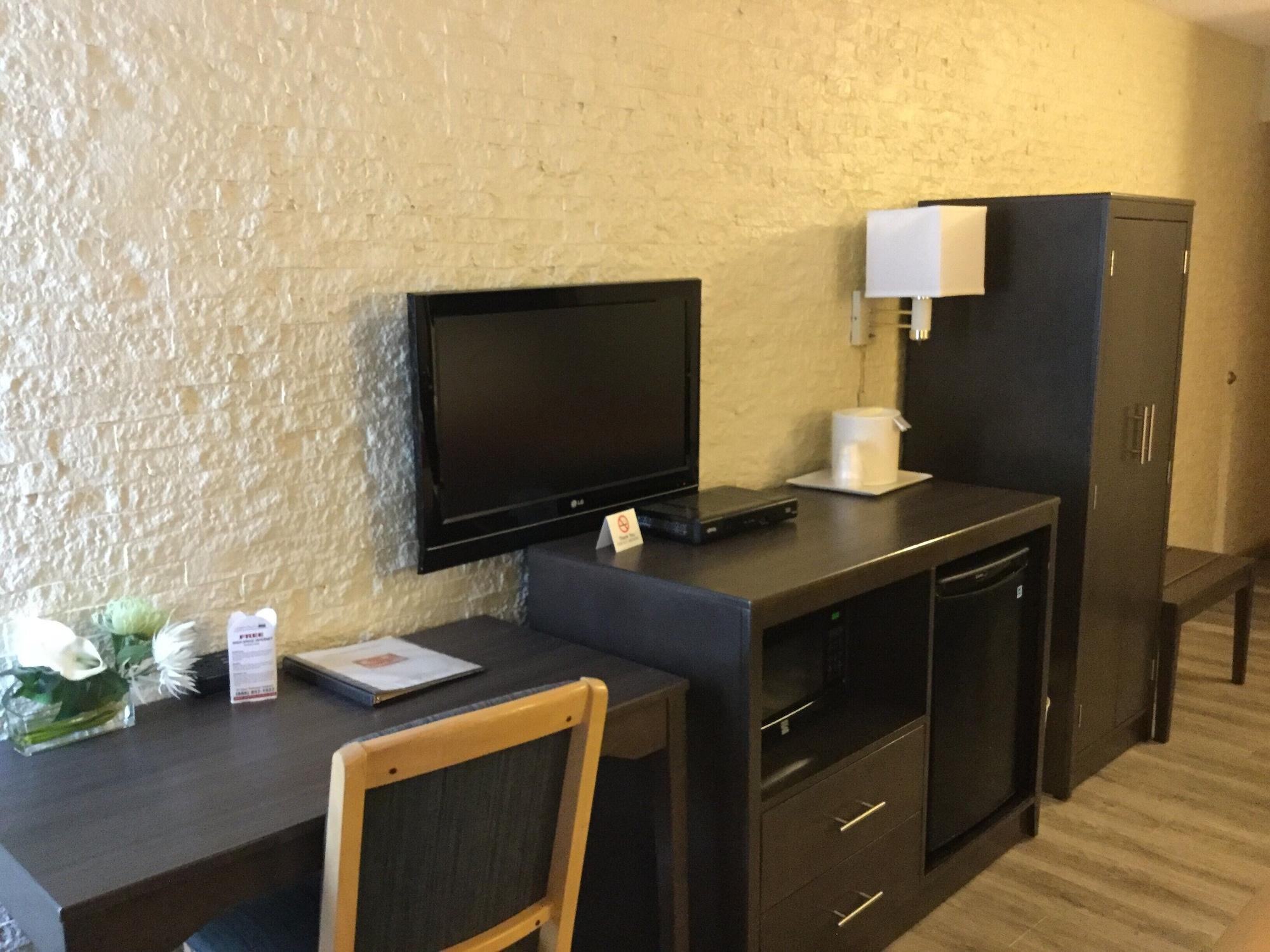 Econo Lodge Metro Arlington Buitenkant foto