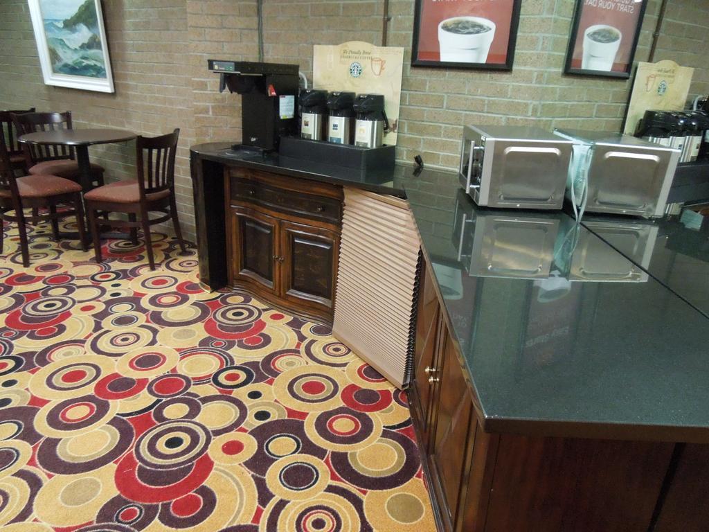 Econo Lodge Metro Arlington Buitenkant foto