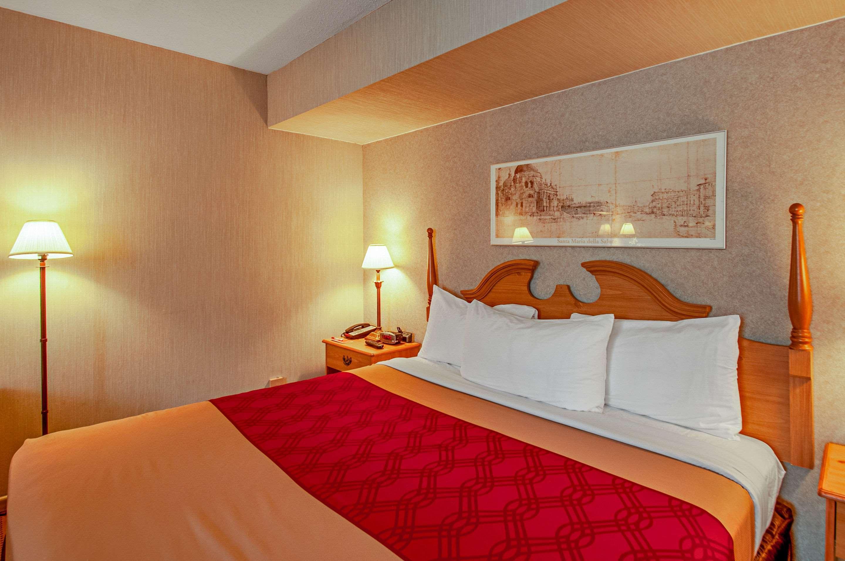 Econo Lodge Metro Arlington Buitenkant foto