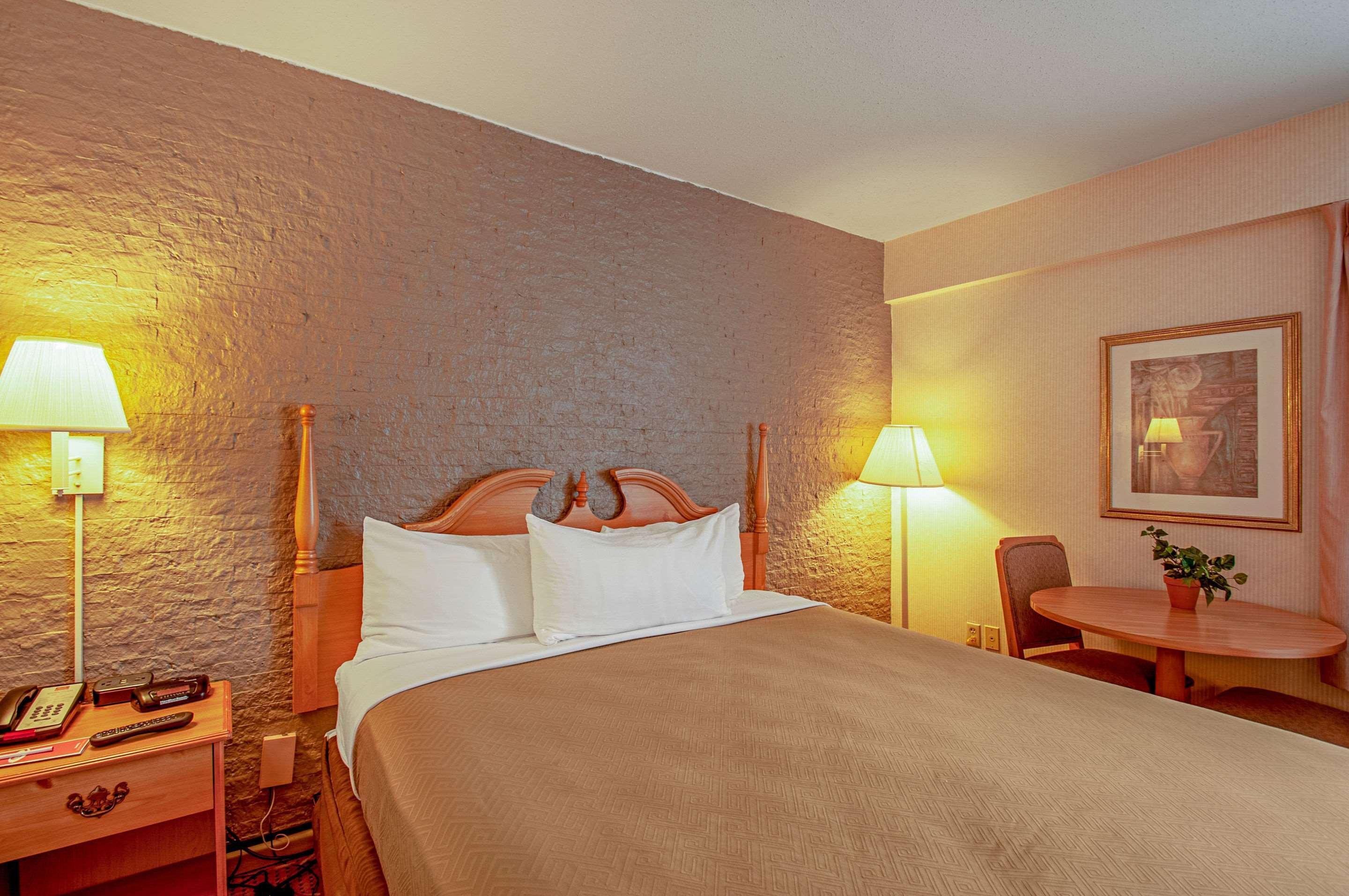 Econo Lodge Metro Arlington Buitenkant foto